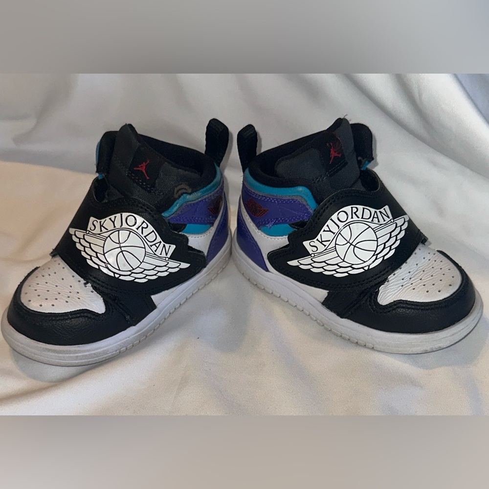 Toddler Jordan Black and White High-Top Sneakers - Picture 9 of 10